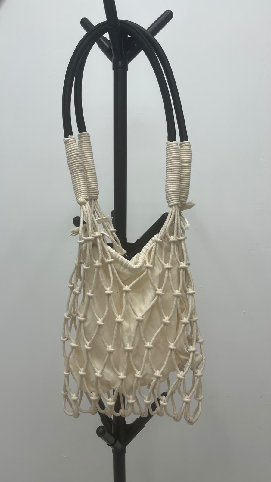 Bolsa asas de piel negra.